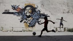 En las calles cubanas es bastante habitual ver a los más jóvenes con un balón.