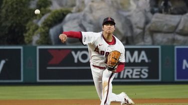 El abridor de los Angelinos de Los Ángeles Shohei Ohtani lanza la bola en el encuentro ante los Piratas de Pittsburgh el viernes 21 de julio del 2023. (AP Foto/Ashley Landis)