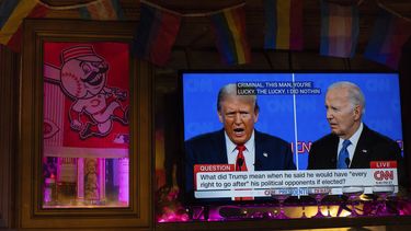 El presidente Joe Biden (derecha) y el candidato republicano a la presidencia, el expresidente Donald Trump en una televisión durante el debate presidencial, el jueves 27 de junio de 2024, en Cincinnati. (AP Foto/Carolyn Kaster)