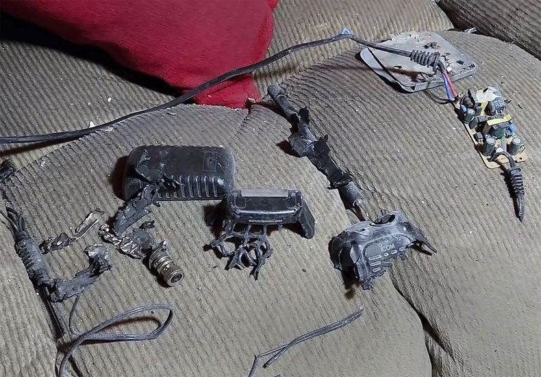 Esta imagen tomada de un video muestra un walkie-talkie que explotó dentro de una vivienda en Baalbek, en el este del Líbano, el miércoles 18 de septiembre de 2024. (AP Foto)