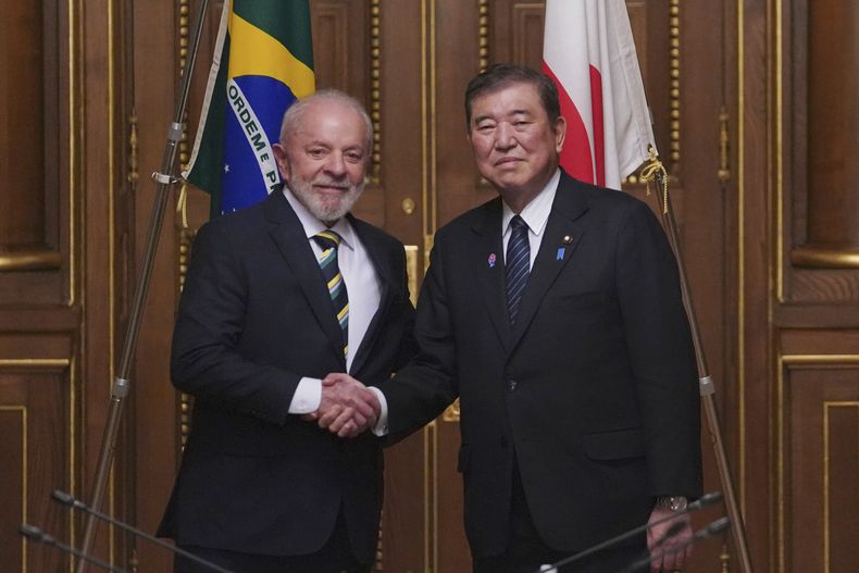El presidente brasileño Luiz Inacio Lula da Silva (i) con el primer ministro japonés Shigeru Ishiba en Tokio el 26 de marzo del 2025. (Kazuhiro Nogi/Pool Photo via AP)