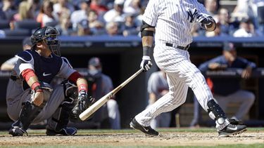 americateve | El jugador de los Yanquis, Carlos Beltr&aacute;n, conecta un doble en un partido contra los Medias Rojas el s&aacute;bado, 12 de abril de 2014, en Nueva York. (AP Photo/Frank Franklin II)