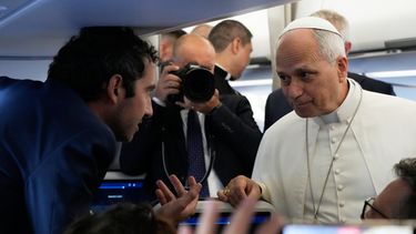 El papa León XIV habla con reporteros a bordo de un vuelo de Roma a París, para una visita apostólica de cuatro días a Francia, el 25 de septiembre de 2026. (AP Foto/Gregorio Borgia, Pool)