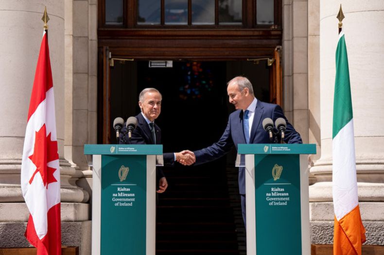 El primer ministro de Canadá, Mark Carney, izquierda, Saluda a Micheal Martin, jefe del gobierno de Irlanda, tras dar declaraciones en los Edificios de Gobierno en Dublín, Irlanda, el sábado 13 de junio de 2026. (Christopher Katsarov /The Canadian Press vía AP)