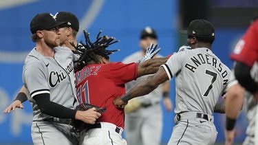 El dominicano José Ramírez, de los Guardianes de Cleveland, intercambia golpes con Tim Anderson, de los Medias Blancas de Chicago, en el juego del sábado 5 de agosto de 2023. (AP Foto/Sue Ogrocki)