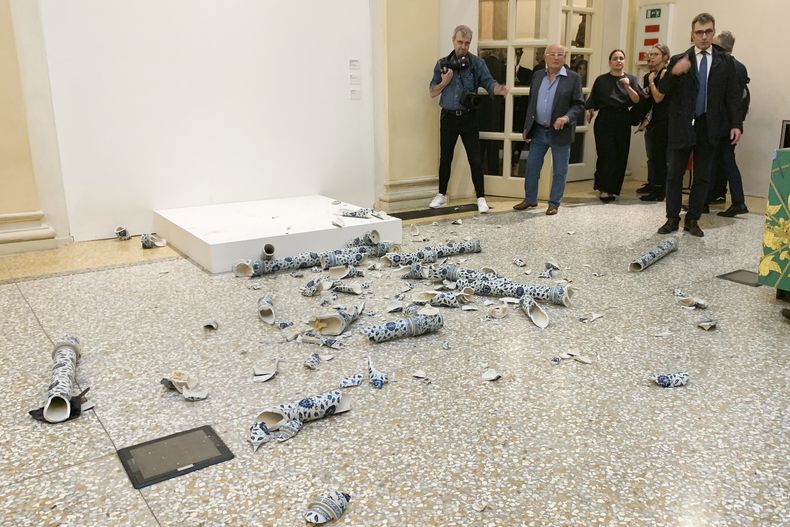 Foto entregada por OperaLaboratori el martes 24 de septiembre del 2024 que muestra la obra “Cubo de Porcelana” de Ai Weiwei destruida en una galería en Bolonia, Italia. (OperaLaboratori via AP)