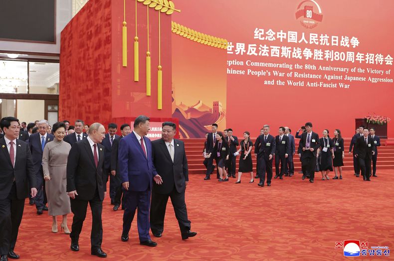 En esta imagen, distribuida por el gobierno de Corea del Norte, (de izquierda a derecha) el presidente de Rusia, Vladímir Putin; el de China, Xi Jinping, y el líder norcoreano, Kim Jong Un, llegan a una recepción con motivo del 80 aniversario del final de la II Guerra Mundial, en el Gran Salón del Pueblo de Beijing, el 3 de septiembre de 2025. Reporteros independientes no tuvieron acceso a la cobertura del acto mostrado en esta imagen distribuida por el gobierno norcoreano. El contenido de la imagen no se ha modificado y no ha podido verificarse de forma inmediata. La marca de agua en coreano, colocada por la fuente, dice ACNC, que es la abreviatura de Agencia Central de Noticias de Corea. (Agencia Central de Noticias de Corea/Korea News Service via AP)