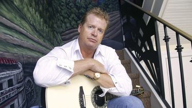 El cantante de música country Charlie Robison posa para una fotografía el 30 de junio de 2009, en Nashville, Tennessee. (AP Foto/Ed Rode, archivo)