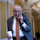 El líder del bloque demócrata en el Senado, Chuck Schumer, arriba al Capitolio, donde se discute un paquete de ayuda a Ucrania, jueves 8 de febrero de 2024. (AP Foto/J. Scott Applewhite)
