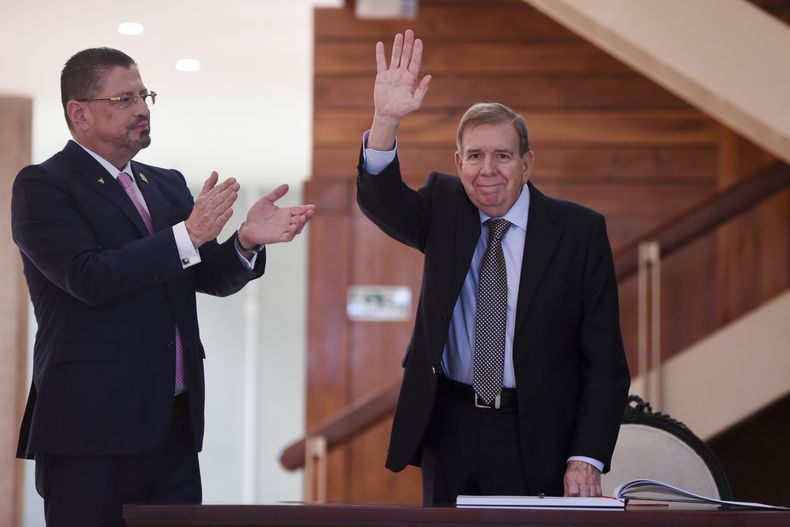 El líder opositor venezolano Edmundo González Urrutia saluda tras firmar el libro de visitas del palacio presidencial, junto al presidente de Costa Rica, Rodrigo Chaves, en San José, Costa Rica, el jueves 16 de enero de 2025. (AP Foto/José Díaz)