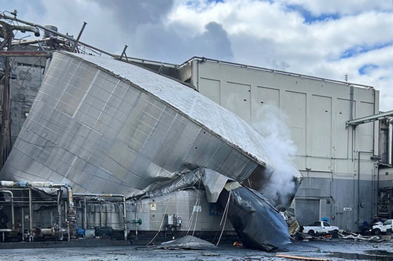 En la imagen, proporcionada por la ciudad de Longview, Washington, se muestra el daño estructural en la planta de Nippon Dynawave Packaging Co., tras la implosión de un tanque que contenía un líquido peligroso, el martes 26 de mayo de 2026 en Longview, Washington. (Ciudad de Longview vía AP)