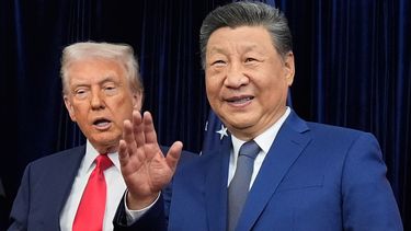 El presidente chino, Xi Jinping, a la derecha, saluda junto al mandatario estadounidense Donald Trump en el Aeropuerto Internacional de Gimhae, en Busan, Corea del Sur, el jueves 30 de octubre de 2025. (AP Foto/Mark Schiefelbein)