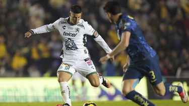El mediocampista colombiano James Rodríguez (18) del León remata ante la marca Israel Reyes del América durante un partido de la Liga MX, en Ciudad de México, el miércoles 19 de febrero de 2025. (AP Foto/Eduardo Verdugo)