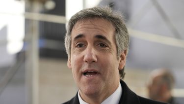 ARCHIVO - El ex abogado de Donald Trump, Michael Cohen, habla con los reporteros luego de un segundo día de prestar testimonio ante un jurado investigador, en Nueva York, el 15 de marzo de 2023. (AP Foto/Mary Altaffer, Archivo)