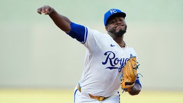 El venezolano Luinder Ávila, de los Reales de Kansas City, lanza en el duelo del martes 21 de julio de 2026 ante los Gigantes de San Francisco (AP Foto/Charlie Riedel)