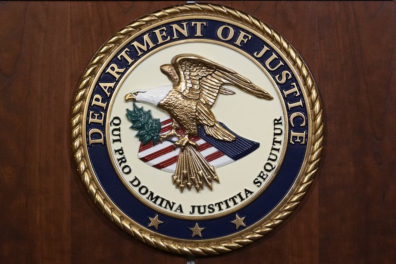 El logo del Departamento de Justicia en el podio antes de la conferencia de prensa del fiscal especial Jack Smith sobre la acusación formal al expresidente Donald Trump, el martes 1 de agosto de 2023, en el Departamento de Justicia en Washington. (AP Foto/J. Scott Applewhite)