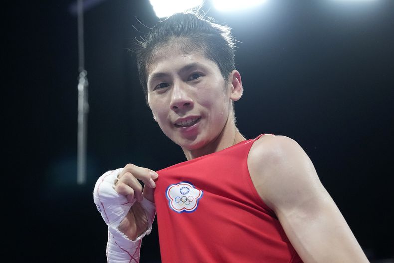 La taiwanese Lin Yu-ting celebra tras vencer a la búlgara Svetlana Staneva en el combate de los 57 kilogramos del boxeo femenino de los Juegos Olímpicos de París, el domingo 4 de agosto de 2024, en Villepinte, France. (AP Foto/Ariana Cubillos)