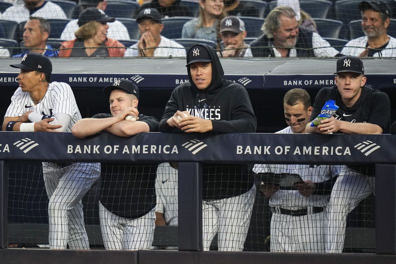 Aaron Judge, centro, de los Yanquis de Nueva York, platica con sus compañeros de equipo durante la tercera entrada del segundo juego de una doble cartelera contra Medias Blancas de Chicago, el jueves 8 de junio de 2023, en Nueva York. (AP Foto/Frank Franklin II)