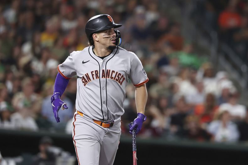 El dominicano Willy Adames, de los Gigantes de San Francisco, conecta un elevado en el juego del sábado 5 de julio de 2025, ante los Atléticos (AP Foto/Sara Nevis)