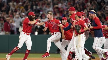 Novato Detmers lanza juego sin hit por Angelinos