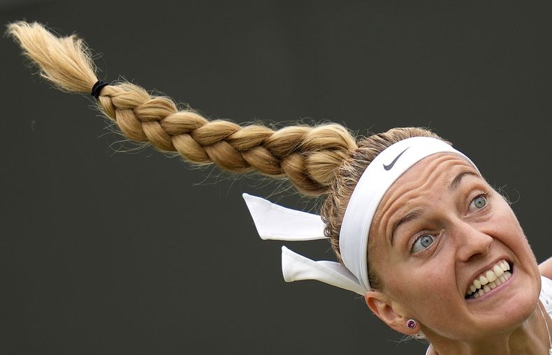 Petra Kvitova de la República Checa sirve hacia Natalija Stevanovic de Serbia, en un duelo de singles femenino en el sexto día del campeonato de Wimbledon, en Londres, el 8 de julio de 2023. (AP Foto/Kirsty Wigglesworth)