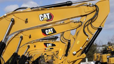 ARCHIVO – Excavadoras con el logotipo CAT de Caterpillar Inc., se muestran en la distribuidora Milton CAT en Londonderry, Nueva Hampshire, el 20 de febrero de 2020. (AP Foto/Charles Krupa, Archivo)