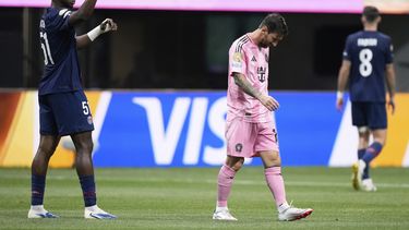 Willian Pacho del Paris Saint-Germain, izquierda, hace una señal mientras Lionel Messi del Inter de Miami, centro, se aleja durante el partido de fútbol de octavos de final del Mundial de Clubes entre el PSG y el Inter de Miami en Atlanta, el domingo 29 de junio de 2025. (AP Photo/Brynn Anderson)