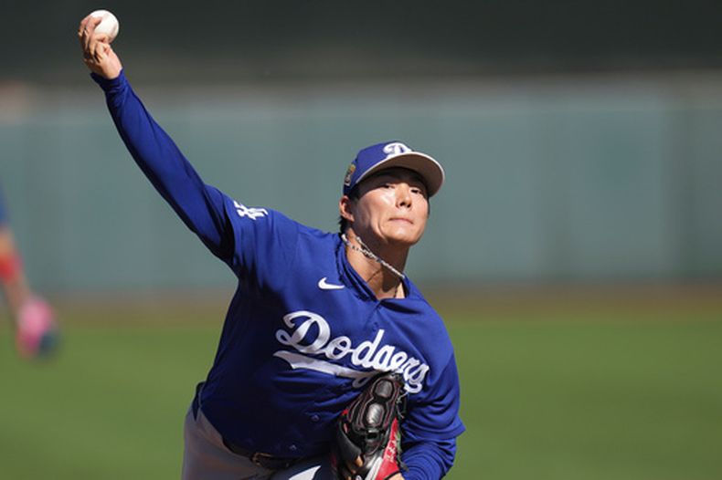 Yoshinobu Yamamoto, de Japón, abridor de los Dodgers de Los Ángeles, realiza un lanzamiento durante la segunda entrada de un juego de los entrenamientos de primavera ante los Gigantes de San Francisco, el viernes 27 de febrero de 2026, en Scottsdale, Arizona. (AP Foto/Ross D. Franklin)