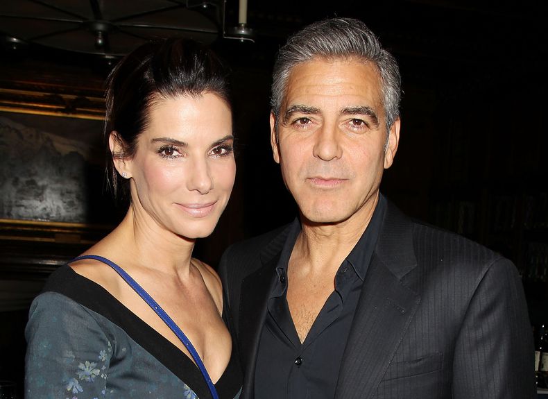 Sandra Bullock y  George Clooney en un almuerzo en honor a la pel&iacute;cula "Gravity" ofrecido por The Peggy Siegal Company y Warner Brothers Pictures en el Club Explorers el mi&eacute;rcoles 2 de octubre de 2013 en Nueva York. (Foto AP/Starpi