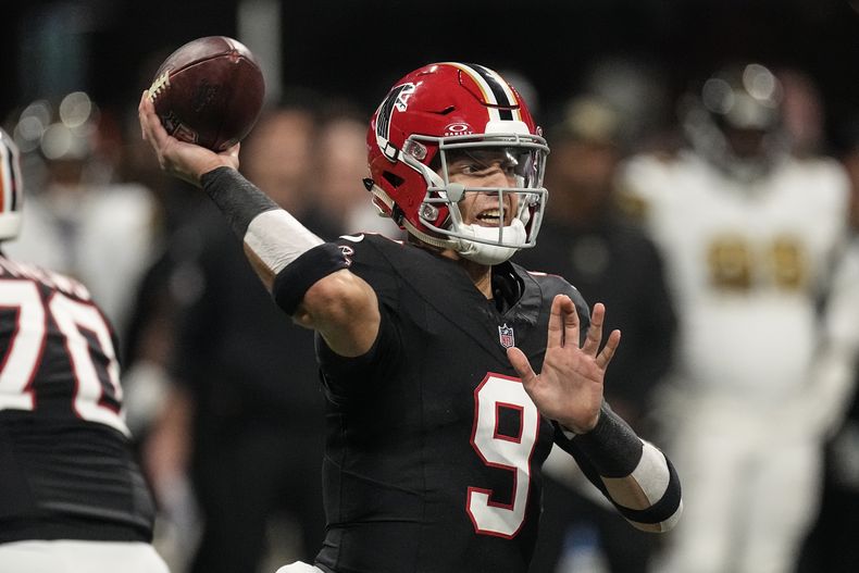El quarterback Desmond Ridder (9) de los Falcons de Atlanta en el partido contra los Saints de Nueva Orleáns, el domingo 26 de noviembre de 2023, en Atlanta. (AP Footo/John Bazemore)