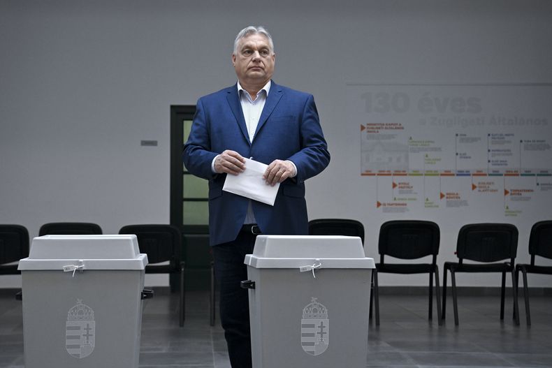 El primer ministro húngaro Viktor Orbán, líder del partido gobernante Fidesz, vota en un centro de votación durante las elecciones del Parlamento Europeo y locales en Budapest, Hungría, el domingo 9 de junio de 2024. (Szilard Koszticsak/MTI vía AP)