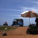 Un hombre compra una bebida refrescante de un vendedor ambulante en un día soleado, el 29 de febrero de 2024, en Mahawewa, un poblado ubicado al norte de Colombo, Sri Lanka. (AP Foto/Eranga Jayawardena, Archivo)