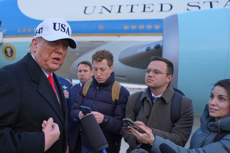 El presidente de EEUU, Donald Trump, habla con periodistas en la Base Conjunta Andrews, en Maryland, el martes 13 de enero de 2026. (AP Foto/Evan Vucci)