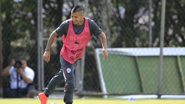 americateve | Arturo Vidal durante un entrenamiento el mi&eacute;rcoles 11 de junio de 2014 en Belo Horizonte, Brasil. A 24 horas del debut de Chile en la Copa Mundial ante Australia, contin&uacute;a el culebr&oacute;n en torno a la disponibilidad del volante de Juvent