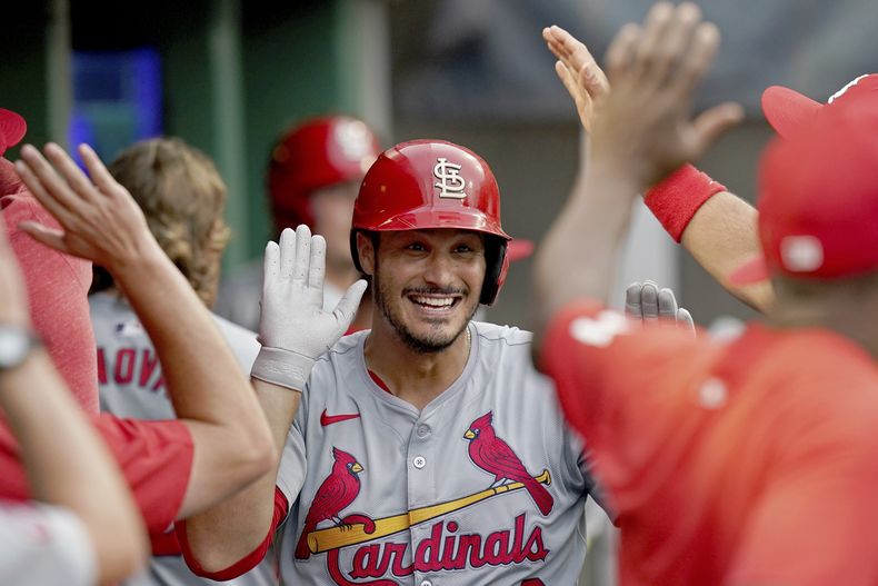 Nolan Arenado, de los Cardenales de San Luis, festeja en la cueva luego de conectar u jonrón durante el juego ante los Piratas de Pittsburgh, el martes 23 de julio de 2024 (AP Foto/Matt Freed)
