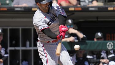 Carlos Correa de los Mellizos de Minnesota conecta un jonrón ante los Medias Blancas de Chicago, el jueves 4 de mayo de 2023. (AP Foto/Nam Y. Huh)