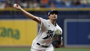 Zach Eflin, lanzador abridor de los Rays de Tampa Bay, lanza frente a un bateador de los Orioles de Baltimore, durante la primera entrada del juego de béisbol, el viernes 21 de julio de 2023, en San Petersburgo, Florida. (AP Foto/Scott Audette)