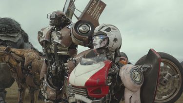 Esta imagen proporcionada por Paramount Pictures muestra Optimus Primal, Cheetor, Wheeljack y Arcee en una escena de Transformers: Rise of the Beasts. (Paramount vía AP)