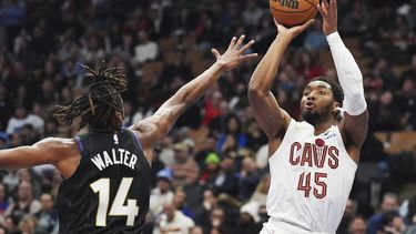 Donovan Mitchell (45), de los Cavaliers de Cleveland, dispara a la canasta sobre JaKobe Walter (14), de los Raptors de Toronto, durante la primera mitad del juego de baloncesto de la NBA, el miércoles 12 de febrero de 2025, en Toronto. (Frank Gunn/The Canadian Press vía AP)