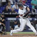 Nick Fortes, de los Marlins de Miami, batea un sencillo para producir la carrera de la victoria durante la novena entrada del juego de béisbol en contra de los Padres de San Diego, el miércoles 31 de mayo de 2023, en Miami. (AP Foto/Wilfredo Lee)