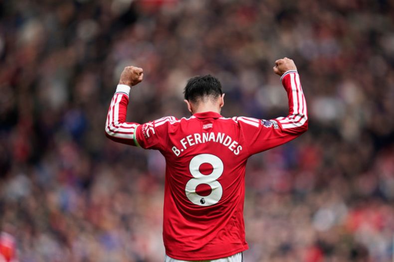 Bruno Fernandes, del Manchester United, celebra su victoria en el partido de fútbol de la Liga Premier inglesa entre el Manchester United y el Nottingham Forest en Mánchester, Inglaterra, el domingo 17 de mayo de 2026. (Foto AP/Dave Thompson)