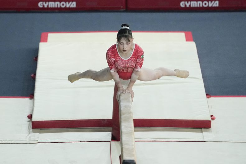 La mexicana Cassandra Loustalot compite en la final de gimnasia artística en los Juegos Centroamericanos de San Salvador, el domingo 25 de junio de 2023 (AP Foto/Arnulfo Franco)