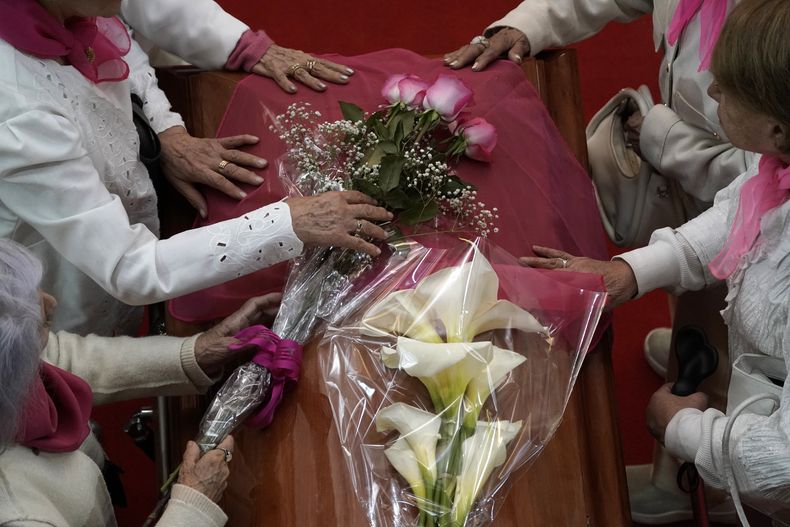 Amigas de la actriz mexicana Silvia Pinal se sespiden durante su funeral en el Palacio de Bellas Artes, en la Ciudad de México, el sábado 30 de noviembre de 2024.Pinal, actriz de la Época de Oro de México cine en las décadas de 1940 y 1950, murió el jueves. Tenía 93 años. (Foto AP/Aurea Del Rosario)