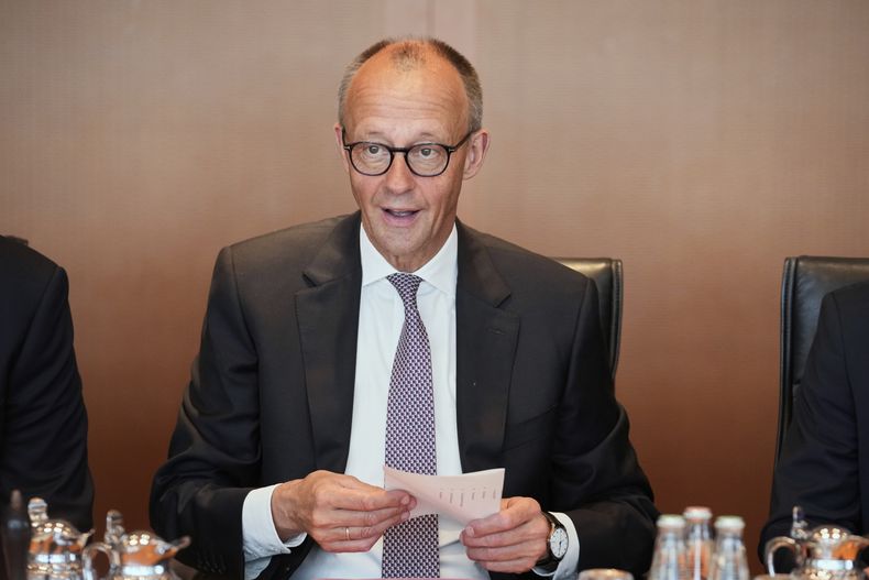 El canciler de Alemania, Friedrich Merz, durante una reunión de su gobierno en la cancillería, en Berlín, Alemania, el 24 de junio de 2025. (AP Foto/Ebrahim Noroozi)