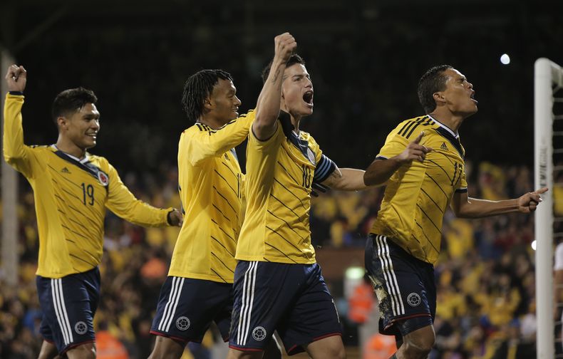 El jugador de Colombia, Carlos Bacca, derecha, festeja con sus compa&ntilde;eros tras anotar un gol contra Estados Unidos en un amistoso el viernes, 14 de noviembre de 2014, en Londres. (AP Photo/Lefteris Pitarakis)