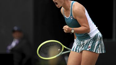 La checa Barbora Krejcikova celebra tras ganar las semifinales del Abierto de Birmingham ante la china Zhu Lin el sábado 24 de junio del 2023. (Bradley Collyer/PA via AP)