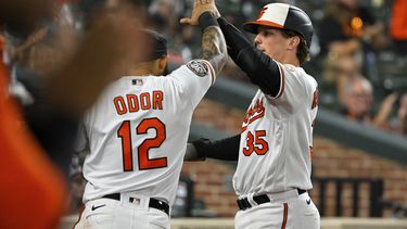 Orioles remontan y ganan duelo tenso a Azulejos