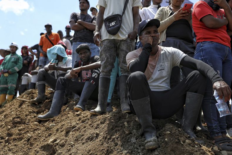 Amigos y familiares de mineros atrapados se reúnen en el lugar de una mina de oro no autorizada que se derrumbó en Santander de Quilichao, Colombia, el viernes 12 de septiembre de 2025. (AP Foto/Santiago Saldarriaga)