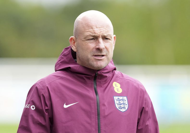 El seleccionador interino de Inglaterra Lee Carsley durante un entrenamiento en St. Georges Park el miércoles 9 de octubre del 2024. (Martin Rickett/PA via AP)