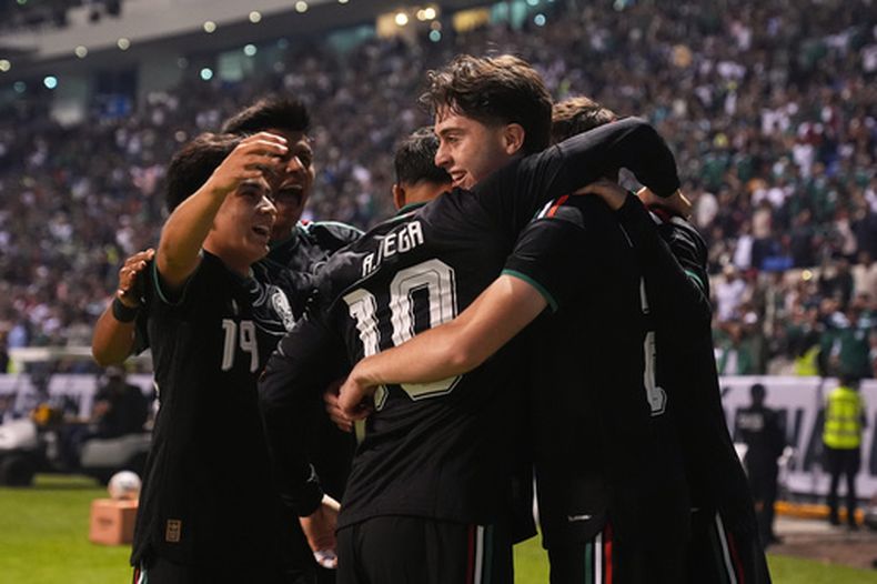 Brian Gutiérrez (derecha), de la selección de México, festeja tras anotar ante Ghana en un partido amistoso realizado en Puebla, el viernes 22 de mayo de 2026 (AP Foto/Fernando Llano)